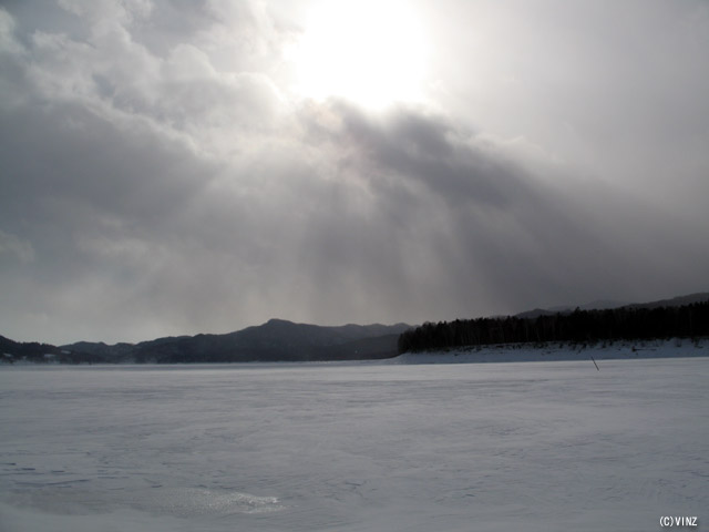 雪景色 北海道 糠平湖 タウシュベツ橋梁へ向かう 結氷した糠平湖